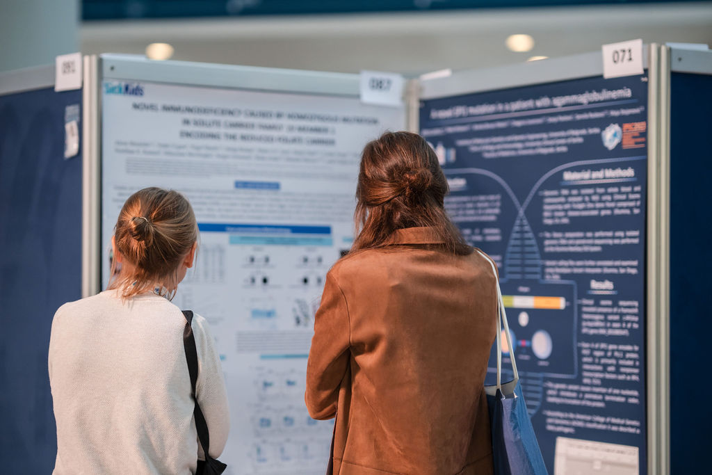 IPIC2023: Two women examining a conference poster