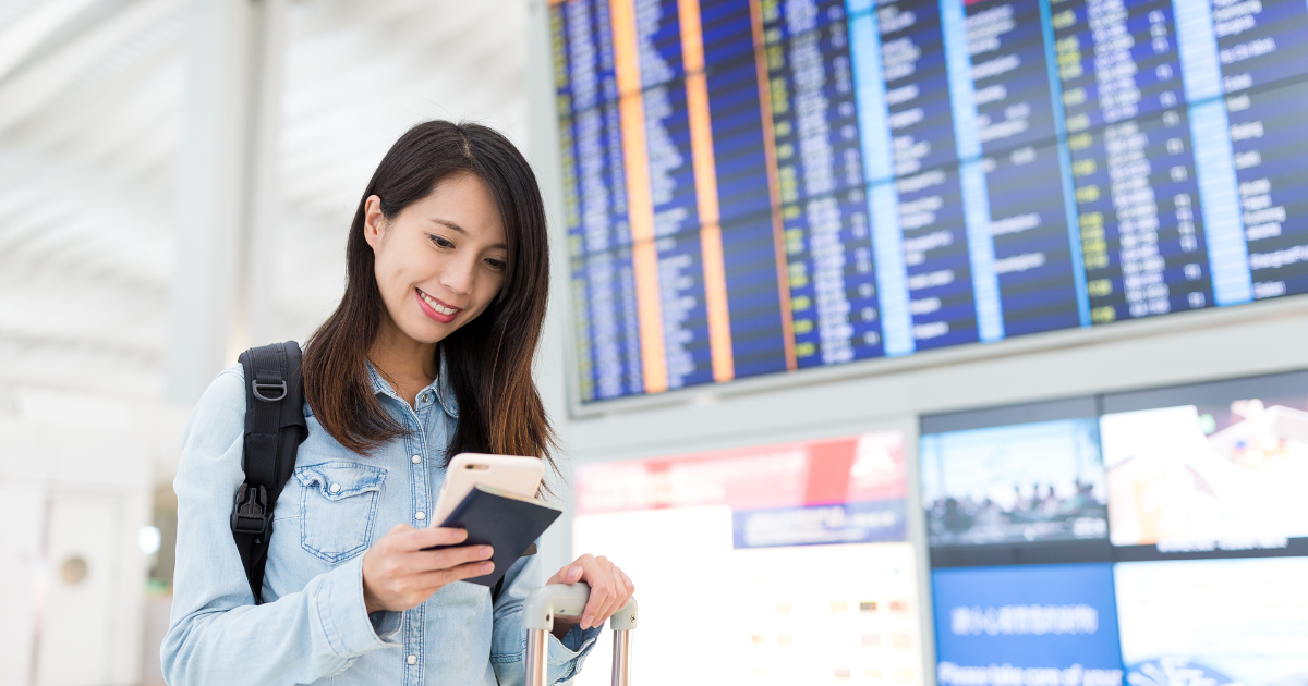 IPIC2023 – 1200×630 IPIC2025: Woman looking at documents at airport